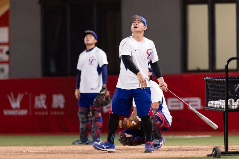台電棒球好手陳偉志（前）球員退役、轉身成教練有新使命，盼帶起球員熱情，將業餘球員推向國際。圖為陳偉志2025年擔任亞洲棒球錦標賽台灣隊內野教練。（中華民國棒球協會提供）
