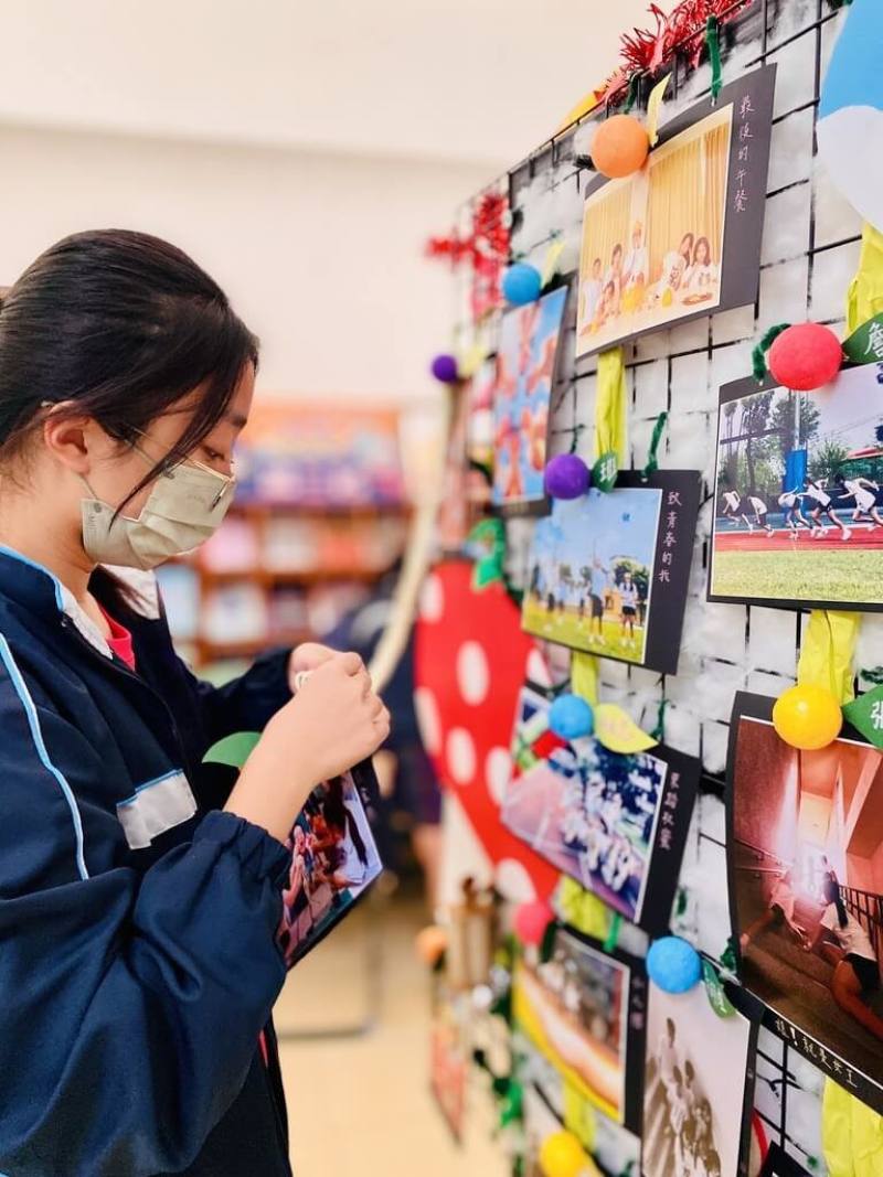 高雄市阿蓮國中畢業攝影展邁入第8年，學生以鏡頭記錄表演藝術課程，從策展、海報、拍攝、導覽等都不假他人之手。（高雄市阿蓮國中提供）