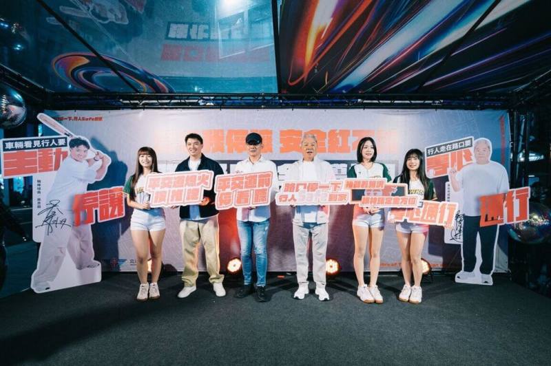 中華職棒球星吳念庭（左2）與父親吳復連（右3）受交通部公路局邀請，擔任路口交通安全大使，23日晚間在台北西門町參加快閃活動。（公路局提供）