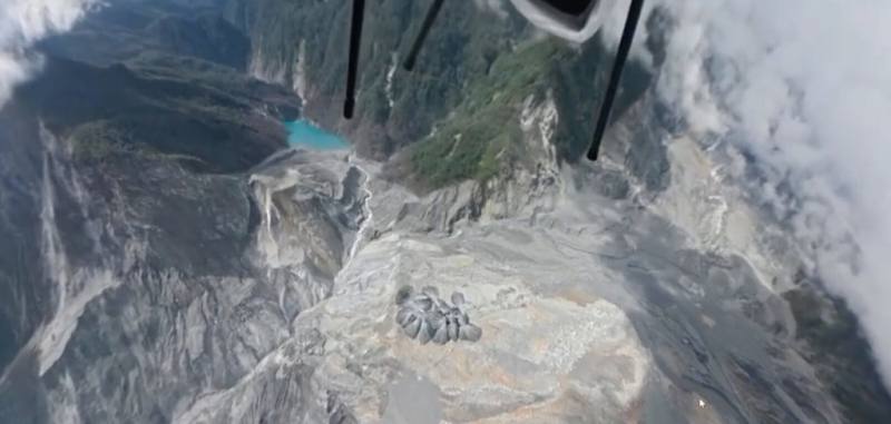 花蓮馬太鞍溪堰塞湖溢流潰決後，林業及自然保育署花蓮分署嘗試空投本土原生植物種子，盼能復育上游裸露山壁，穩定土壤，首階段已播撒3公頃，預計115年1月前可達20公頃。（林業及自然保育署花蓮分署提供）
