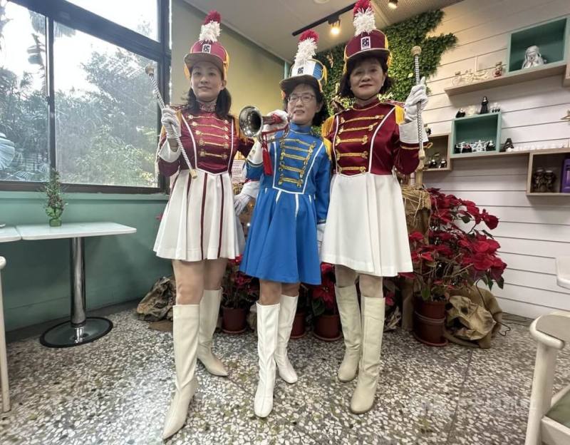 曉明女中畢業校友返校與學妹同台表演，第16屆校友呂幸美（中）為活動召集人，最高齡校友為74歲的傅蒨雯（右），她們感動再次完成演出