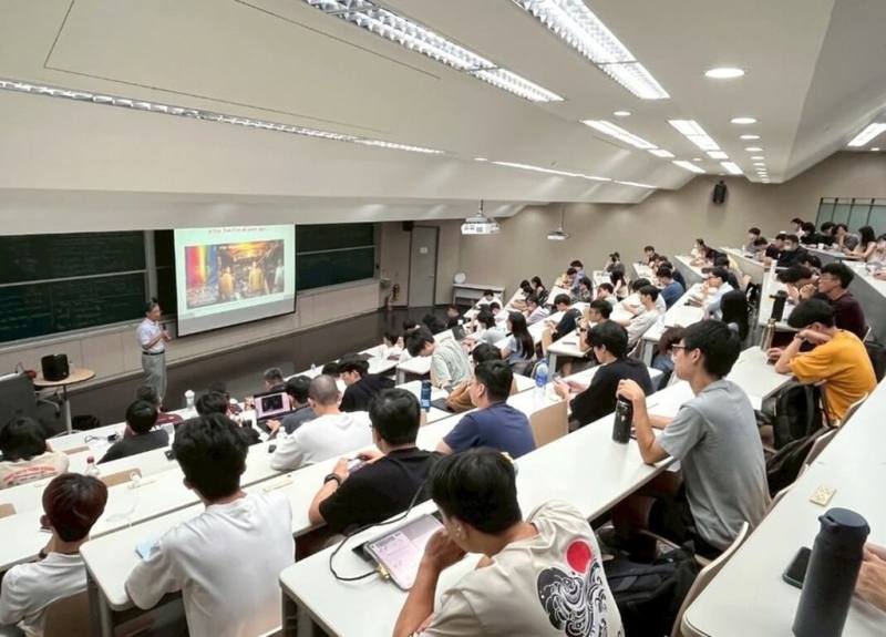 陽明交通大學公布115學年碩士班及碩士在職專班報名統計，報名比114學年成長2成，AI、資工與半導體相關系所競爭激烈。圖為陽明交大前瞻半導體研究所上課情形。（陽明交大提供）