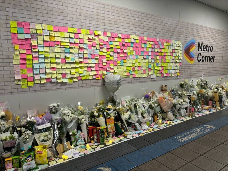 57歲男子余家昶19日在台北市隨機攻擊案中為阻擋犯嫌喪命，台北捷運公司在事發地點台北車站M7出口處設有悼念空間，牆面有臨時留言板，供民眾寫下心意，並呼籲民眾只放置花束，不要再擺放飲料或食品