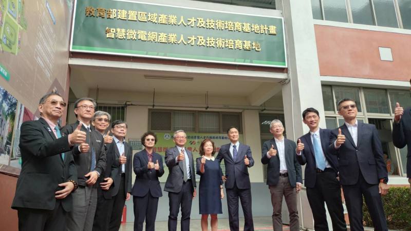 南臺微電網基地前合影