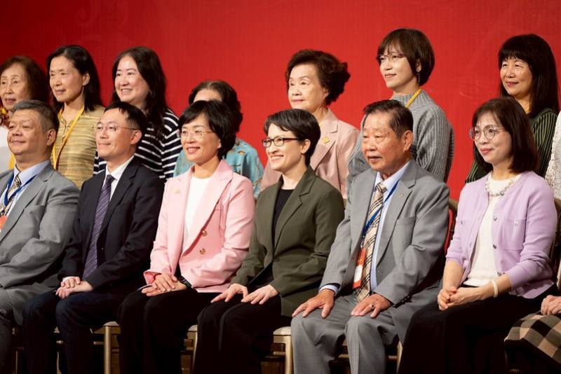 副總統和出席人員合影