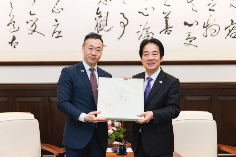 House of Representatives member Keisuke Suzuki (left) and President Lai Ching-te on Tuesday. Photo courtesy of the Presidential Office