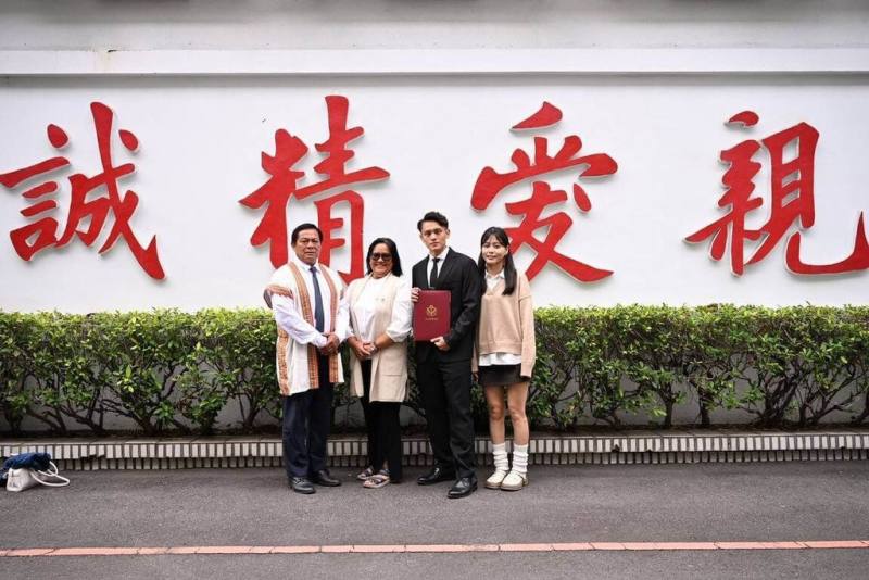 台東縣警察局關山分局偵查佐黃福昇（右2）8年來偵破連續兒少剝削及妨害性自主案，22日獲內政部警政署「113年婦幼安全工作績優員警」表揚。圖為黃福昇和家人分享榮耀。（關山分局提供）