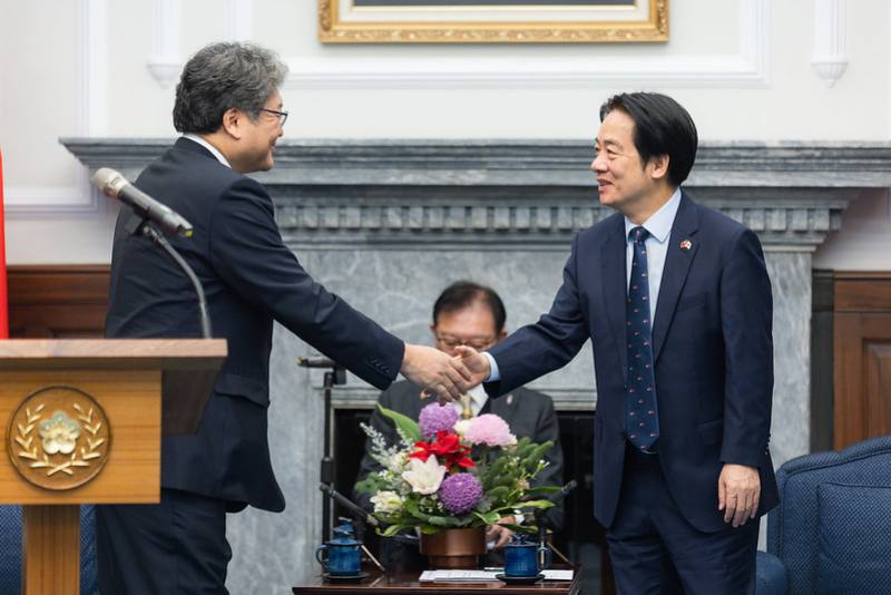 President Lai Ching-te shakes hands with Member of the Japanese House of Representatives Hagiuda Koichi.