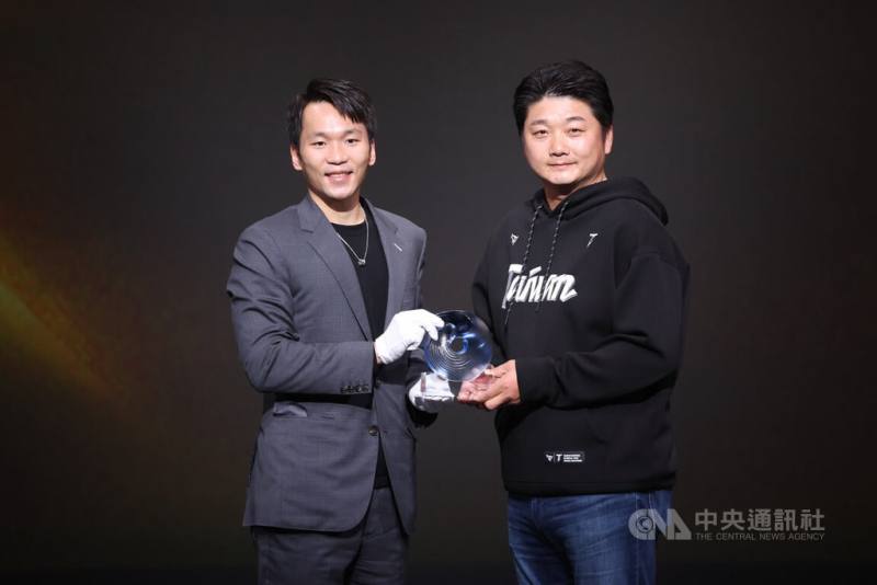 114年體育運動精英獎頒獎典禮24日在台北表演藝術中心登場，「最佳教練獎」由帶領台灣棒球代表隊拿下世界12強冠軍的曾豪駒（右）獲得，他從運動部長李洋（左）手中接過獎座