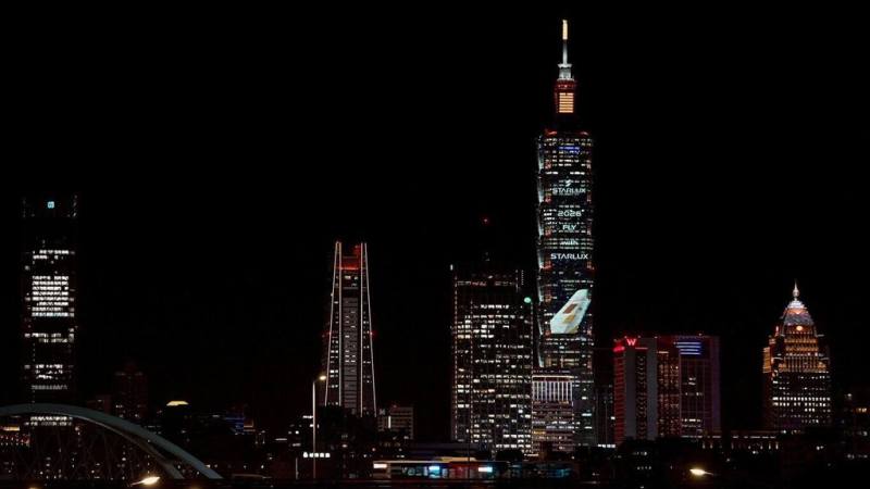 星宇航空24日表示，台北101跨年光雕展演中，將以星宇航空機身揭開序幕，陪伴民眾迎接嶄新的2026年。（星宇航空提供）