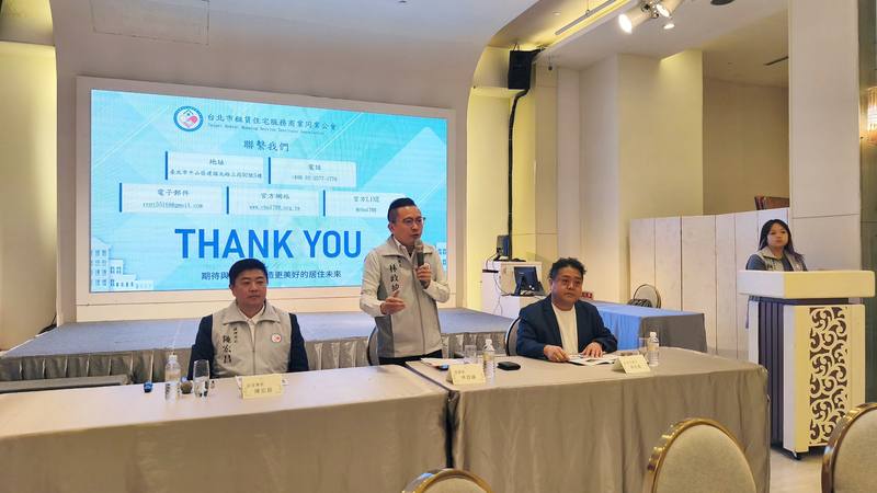 台北市租賃住宅服務商業同業公會理事長林政緯（中）23日出席年終記者會表示，近期政府推動租賃三法，應重於租霸惡意違約，以及公證法與強制執行兩大問題；至於限制租期、租金漲幅等，政府不宜過度干預市場自由機制。