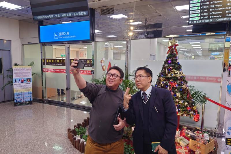 台灣虎航開闢「台南－熊本」航線，台南市長黃偉哲（右）23日下午出席首航儀式後，與甫從熊本飛抵台南的日本旅客合影。