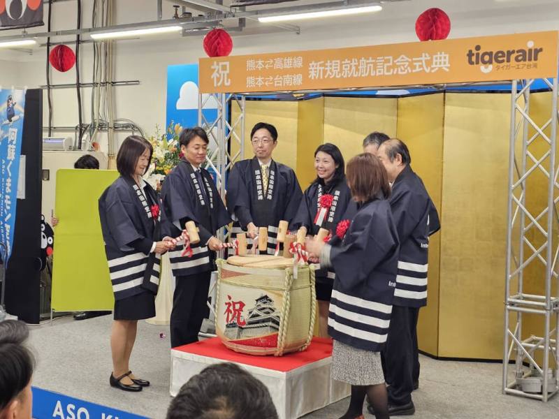台灣虎航開航高雄-熊本、台南-熊本兩條新航線，強化南台灣旅客赴日旅遊與商務往來的便利性，23日並在日本阿蘇熊本機場舉行首航儀式。（台灣虎航提供）