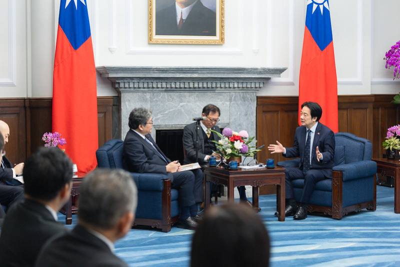 President Lai exchanges views with Member of the Japanese House of Representatives Hagiuda Koichi.