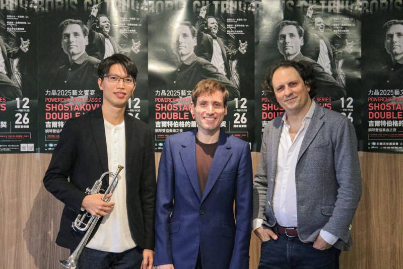 法國指揮家亞歷山大．布洛許（Alexandre Bloch）（右）將攜手鋼琴家鮑里斯．吉爾特伯格（Boris Giltburg）（中），與台北市立交響樂團小號代理首席魏廷安（左）合作，26日在台北國家音樂廳演出。（新象提供）
