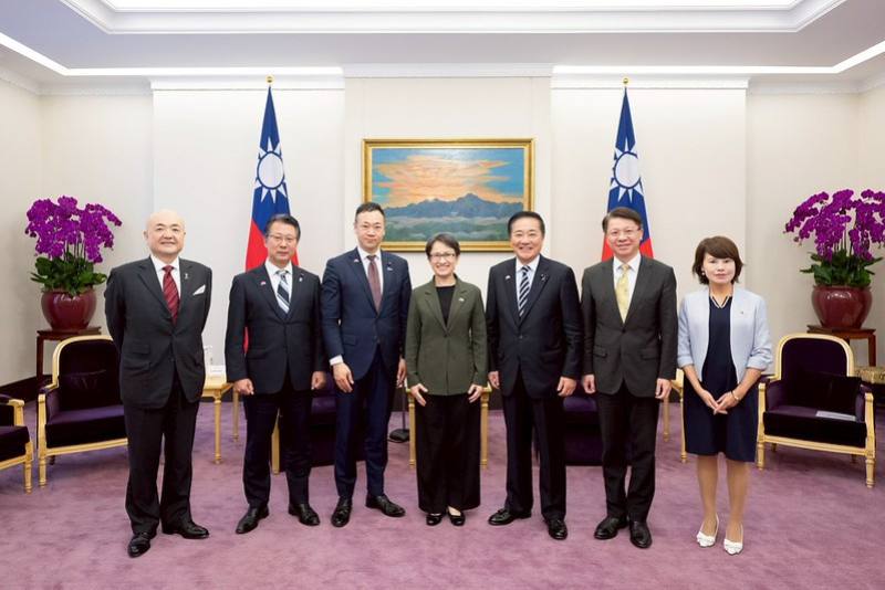 副總統與「日本前法務大臣鈴木馨祐眾議員乙行」合影