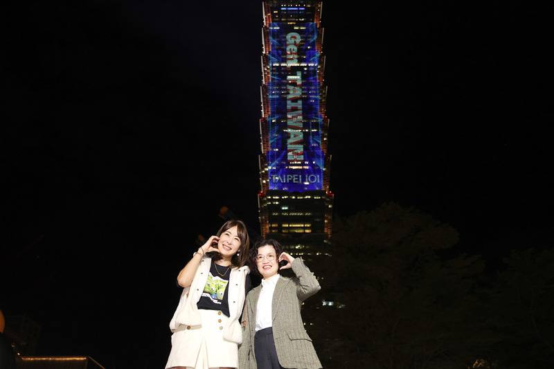 「SPARK 101」台北101跨年光雕展演搶先看記者會23日晚間在台北舉行，台北101董事長賈永婕（左）、總經理朱麗文（右）一同與光雕合影。