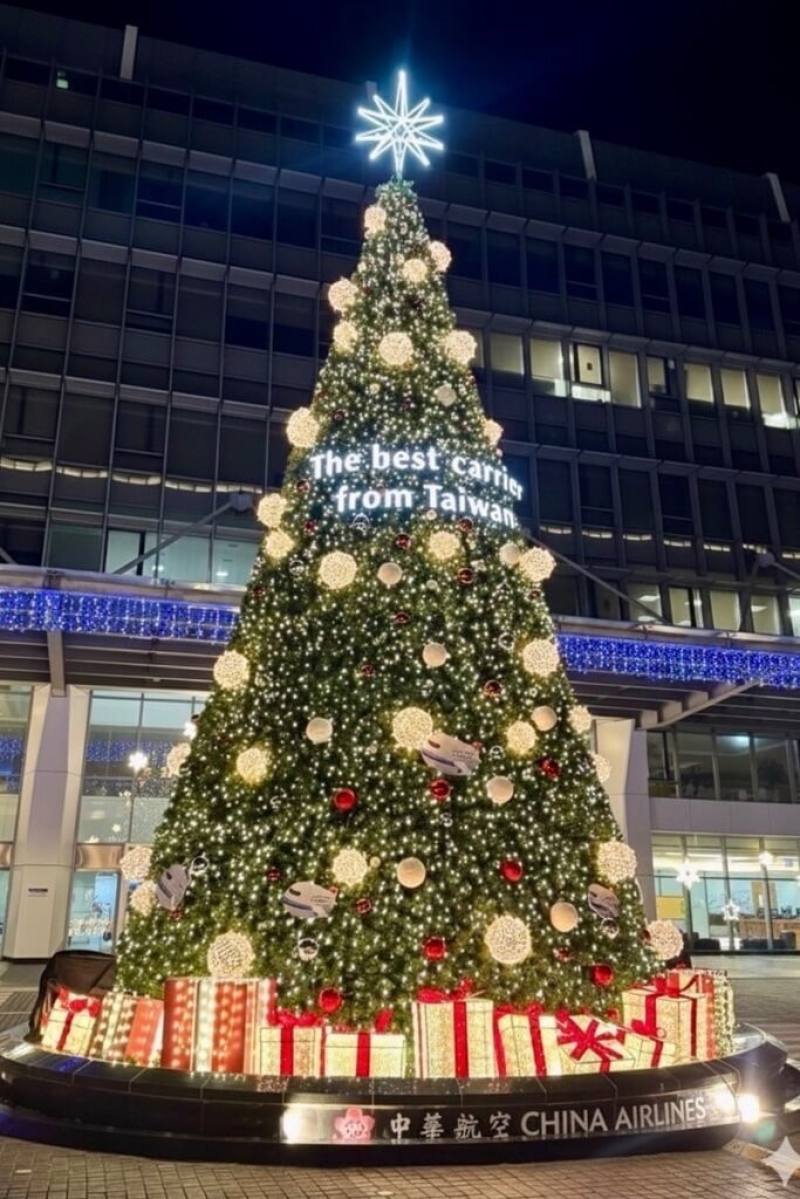 耶誕節將至，中華航空股份有限公司在園區總部打造高13.8公尺巨型耶誕樹，搭配絢麗燈飾與悠揚樂音點亮冬夜，期盼為員工與旅客營造濃厚節慶氛圍。（中華航空公司提供）