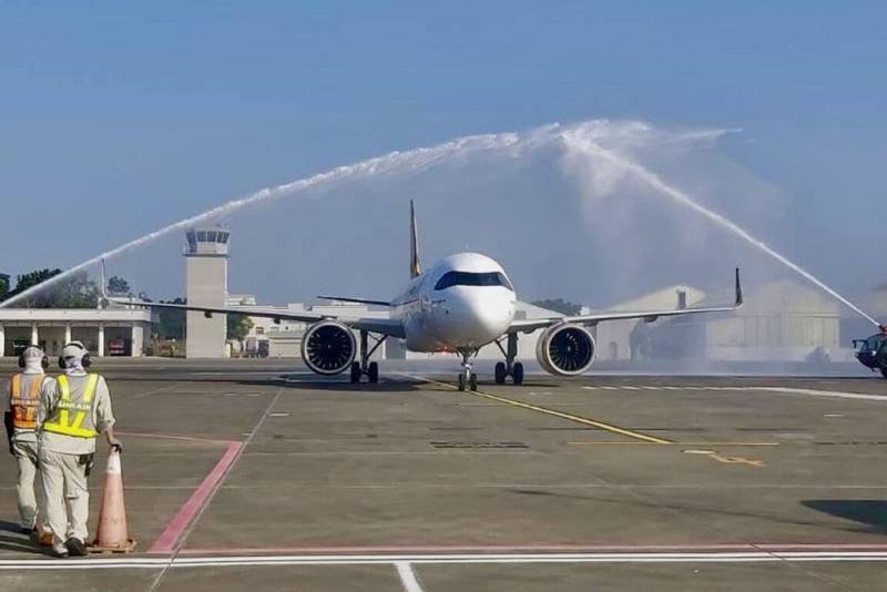 台灣虎航開闢每週二、五飛航的「台南－熊本」航線，首班次23日下午從熊本飛抵台南機場，特別安排灑水儀式。（台南市政府提供）