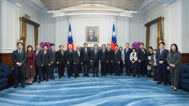 President Lai poses for a photo with a delegation led by Member of the Japanese House of Representatives Hagiuda Koichi.