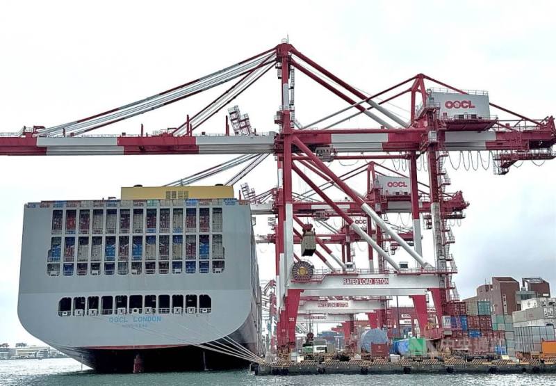 經濟部23日公布11月外銷訂單729.2億美元，創歷年單月新高，年增39.5%，連10紅。圖為停靠在高雄港區貨櫃船進行裝卸作業。（中央社檔案照片）