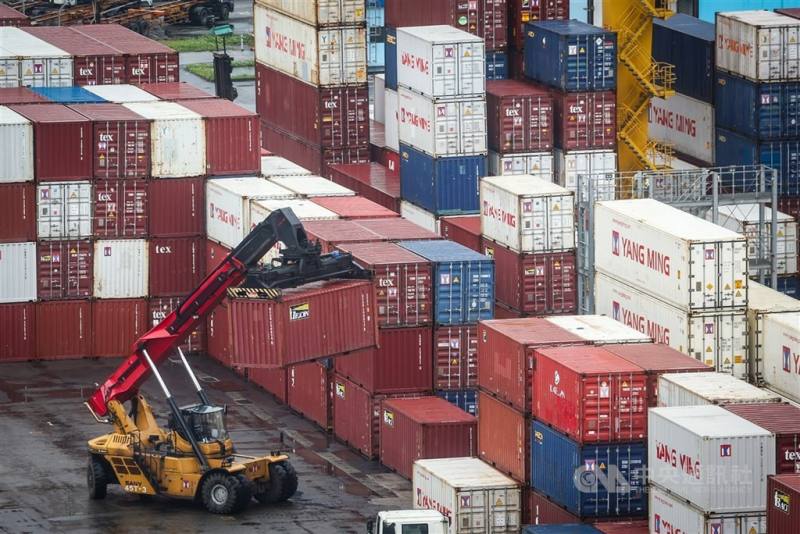 113年AI需求湧現，內需也持續成長，助攻電子商務交易金額直接飛越新台幣8兆元大關。（中央社檔案照片）