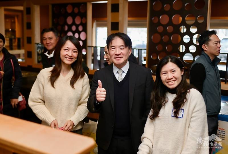 高家富（中）為卸任副會長歐怡君（右）、執行秘書長林思妤（左）比讚。（謝開明攝）