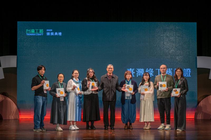「臺灣綠工藝Taiwan_Green_Craft」獲認證廠商及工藝中心主任陳殿禮（中）合影，獲認證廠商以「綠活工藝‧良品美器」為核心，選出兼具美感、實用性與永續理念的生活工藝選品，讓工藝走入穿搭、飲食、居家與日常使用情境，展現永續生活的多元實踐樣貌。