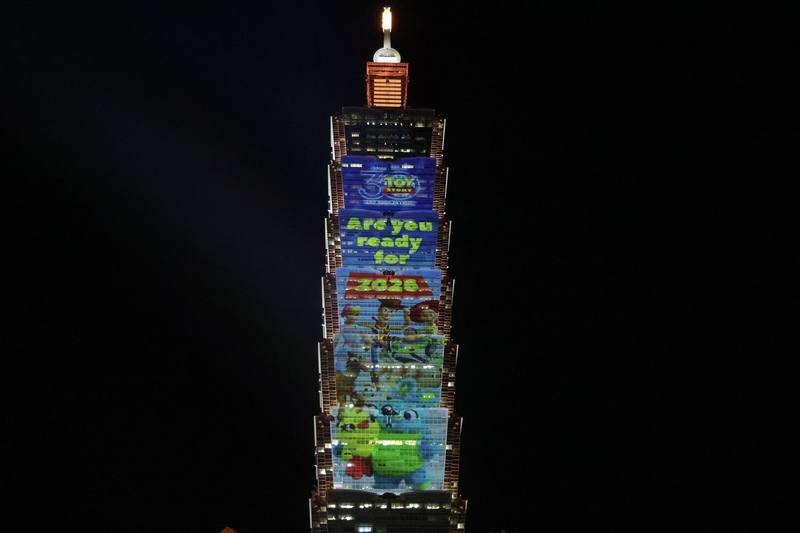 「SPARK 101」台北101跨年光雕展演搶先看記者會23日晚間在台北舉行，此次也與迪士尼皮克斯經典動畫「玩具總動員」合作，人氣角色們以光雕投影躍上台北101，與民眾度過年末假期。