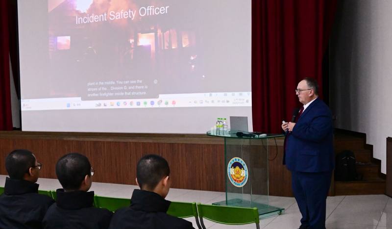 Senior Instructor Stephen McLane from the U.S. National Fire Academy delivering a lecture.