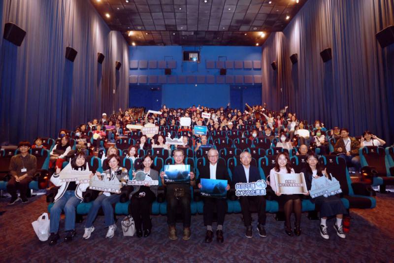 文化部24日邀請曾參與水下文資推廣課程的師生觀賞紀錄片「沈睡的水下巨人」，文化部長李遠（前排右4）、導演李景白（前排左4）出席。（文化部提供）