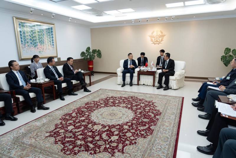 國防部長顧立雄24日接見日本前法務大臣鈴木馨祐眾議員一行人，並強調台日身為民主夥伴，盼未來能具體深化雙邊國防交流，建立集體嚇阻力。（國防部提供）