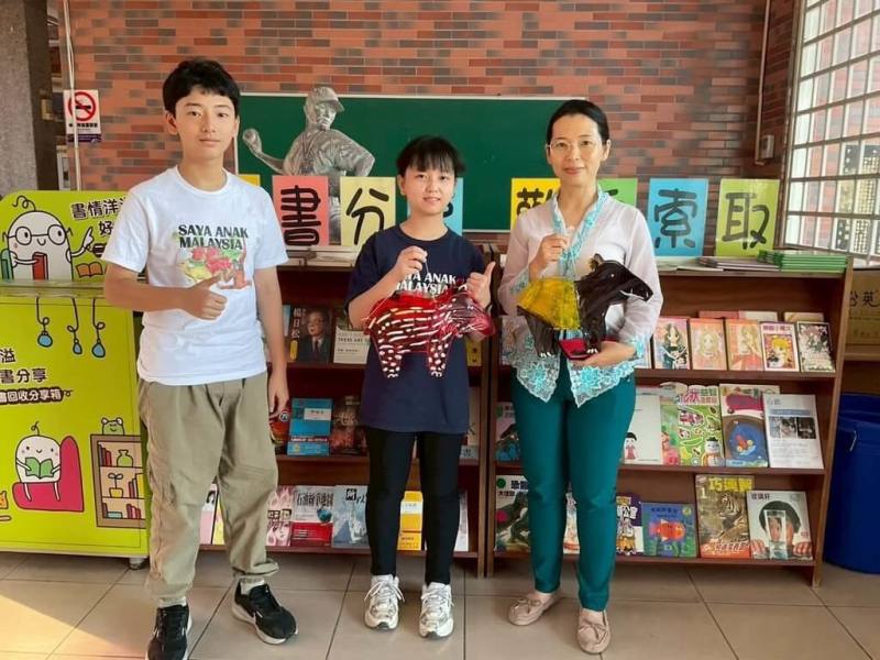 馬來西亞新住民媽媽鄭思敏（右1）有感在台教養孩子過程中，少見東南亞寓言故事，因此與孩子共創中文、馬來語雙語繪本「小猴子與鼠鹿」，分享東南亞文化與故事。（屏東縣政府文化處提供）