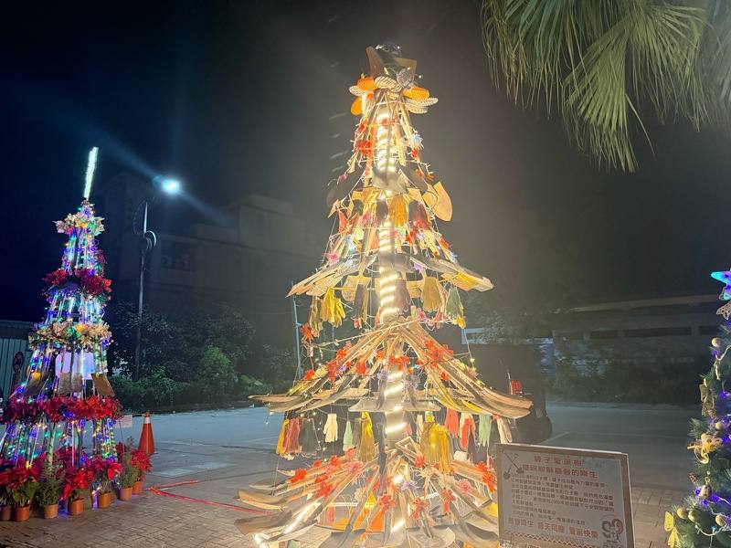 花蓮縣光復鄉大馬天主堂為感謝洪災後各地志工的幫忙，特別運用災後留下的鏟子、雨鞋等救災工具，搭建出一棵別具意義的鏟子耶誕樹