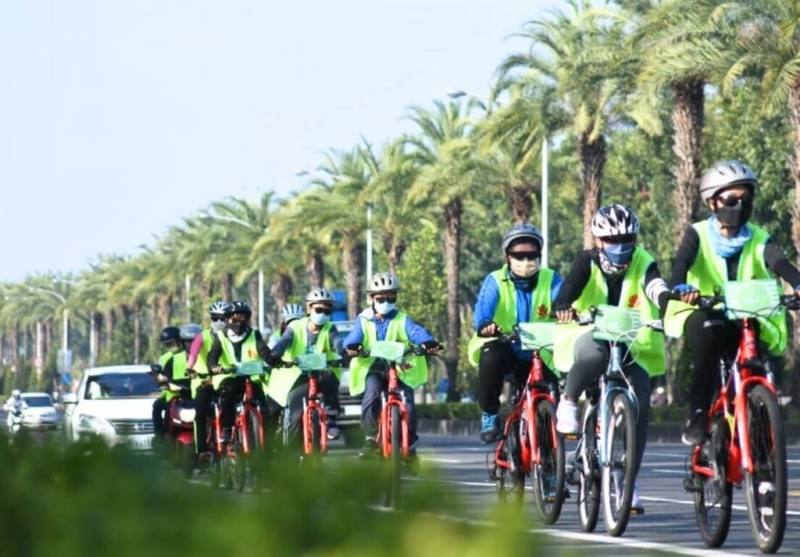教育部25日發布新聞稿，雲林縣北港鎮東榮國小推動「單車走讀」，考驗學生的體能和耐力，校方透過「鹿樂平台」徵集到許多護理、攝影志工，陪伴孩子騎出家鄉，在旅程中看到課本外的世界。（教育部提供）