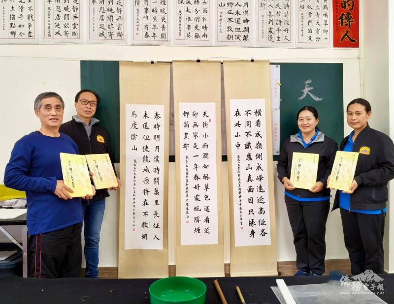 傅景寶與學員展示作品情景