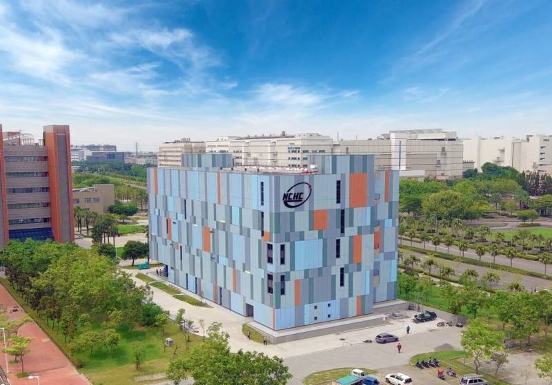 國網中心在台南科學園區新建雲端算力中心，12月12日舉行啟用典禮，將提供15百萬瓦（15 MW）電力規模，晶創26超級電腦也會進駐。（國科會提供）