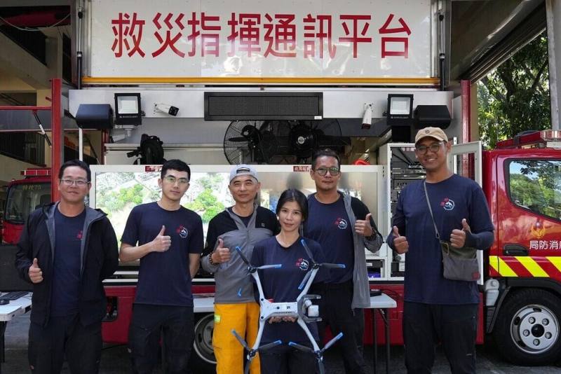 特搜義消無人機分隊長黃秋福（左3）表示，無人機可讓搜救人員事先知道前方狀況，並在執行搜救過程中在上方監測，隨時讓長官掌握風險，用科技守護人員安全。（屏東縣政府提供）