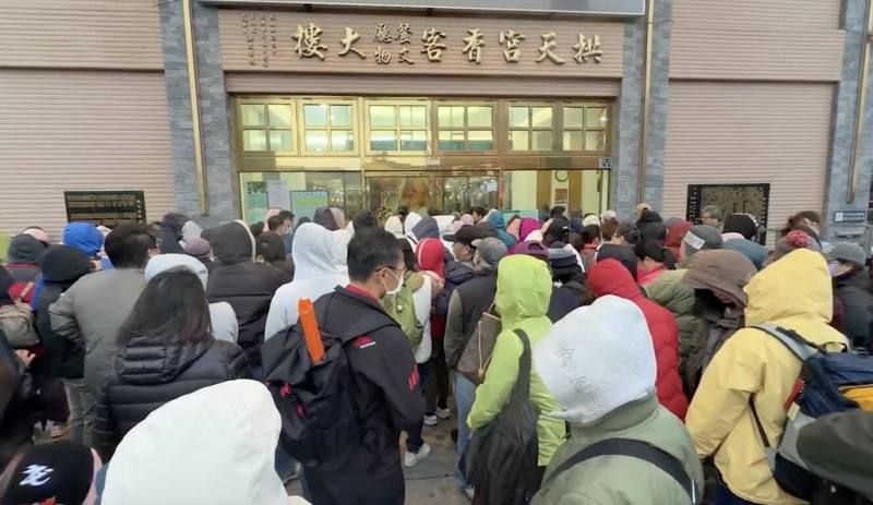 苗栗縣通霄鎮白沙屯拱天宮年度拜「平安斗、文昌斗」25日辦理抽籤登記，吸引大批民眾到場，有人遠從澎湖搭機來台，還有人昨晚就前往排隊。（民眾提供）