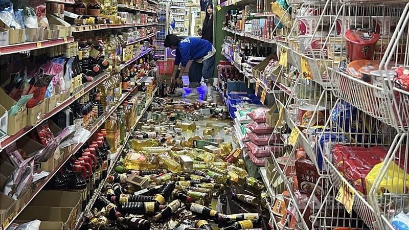 A magnitude 6.1 earthquake strikes the Taitung area on Wednesday evening, leaving merchandise scattered across the floor of a supermarket. CNA photo Dec. 24, 2025