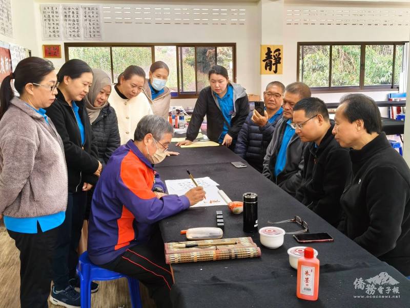 中華弘道書學會理事傅景寶老師教學輔導情景