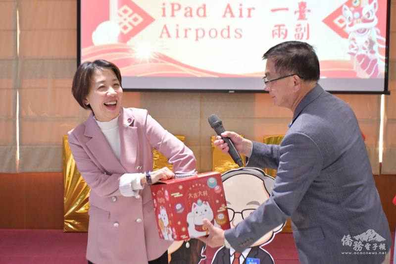 李姸慧摸彩抽出2副AirPods及1臺iPad Air