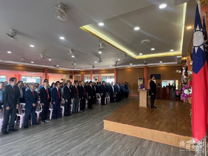 大會開始全體肅立