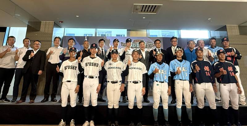 2025年台日高中棒球對抗賽復辦，25日起將在新莊棒球場舉行，24日開賽記者會上，台日雙方球員代表出席合影，盼藉文化交流獲取寶貴經驗