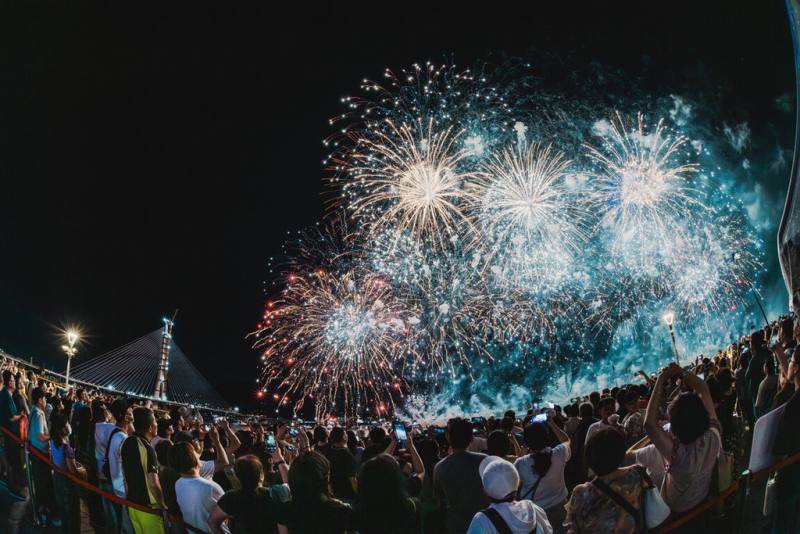 為配合「閃耀新北1314跨河煙火」跨年活動，新北捷運宣布淡海輕軌、安坑輕軌及環狀線31日起連續營運42小時，其中淡海輕軌31日下午將加發班次，提升前往漁人碼頭運能。（新北捷運公司提供）