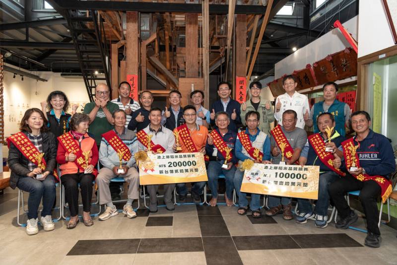 台東縣池上鄉114年度2期稻作「台灣稻米達人選拔」鄉鎮賽24日舉行，香米組金牌得主高盛雄（前左4）、非香米組金牌得主余建宏（前左5）分獲新台幣20萬元獎金。（池上鄉公所提供）