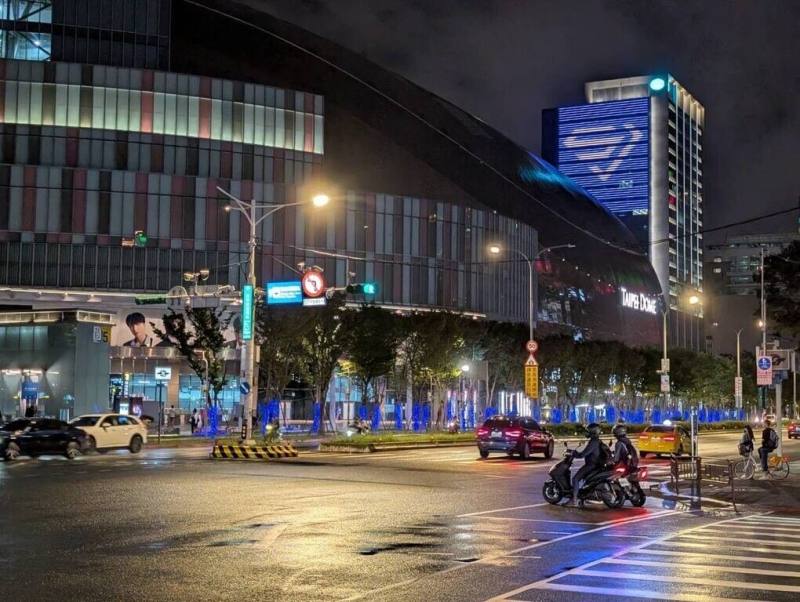 台北市觀傳局透過強化城市品牌形象並深化國際鏈結等作為，要讓台北持續成為國內國外旅客首選城市。圖為知名韓團在台北大巨蛋辦演唱會時，觀傳局特別在周邊道路設置藍色燈海等應援。（觀傳局提供）