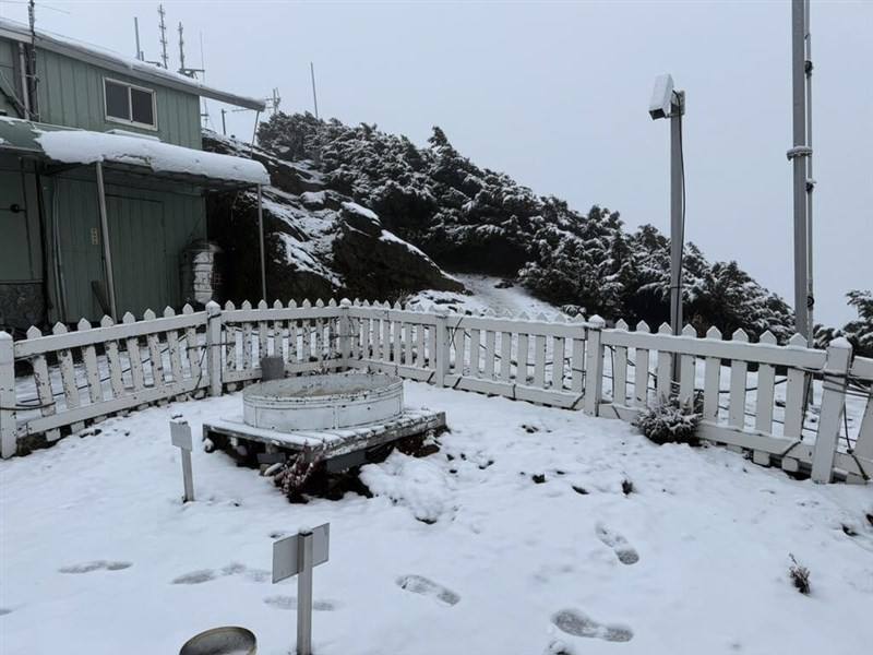 A weather monitoring station in Yushan. With a cold air mass approaching, snow is likely to fall on mountains with an elevation of 3,000 meters or higher around Taiwan from Thursday to Friday, according to the Central Weather Administration. CNA file phot