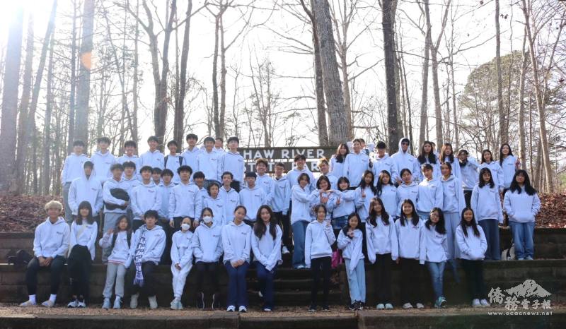 參加冬令營的FASCA洛麗分會學員見習生們於 Haw River State Park 合影