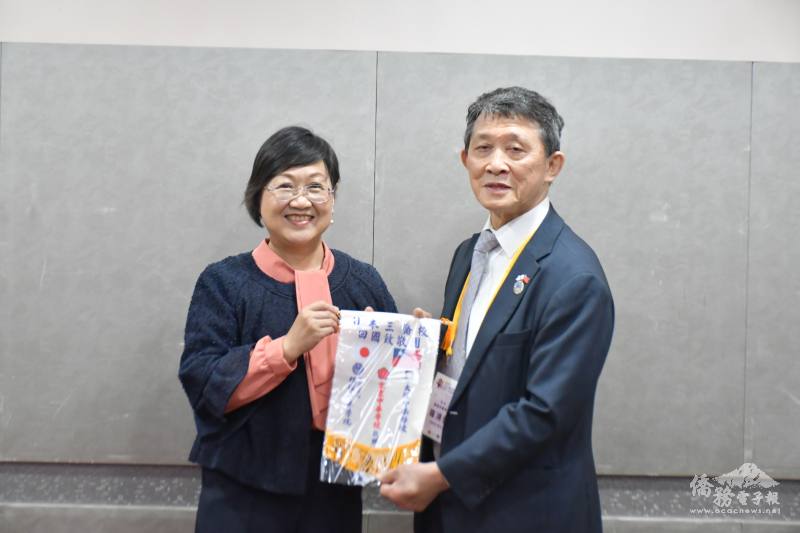 橫濱中華學院理事長暨團長羅鴻健致贈紀念品予徐佳青